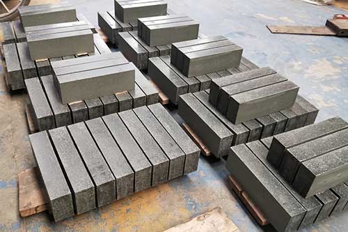 Magnesium carbon brick